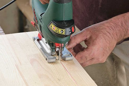 Sådan bruger du en stiksav: Sav lange lige snit med en stiksav Sådan bruger du en stiksav: Sav lange lige snit med en stiksav